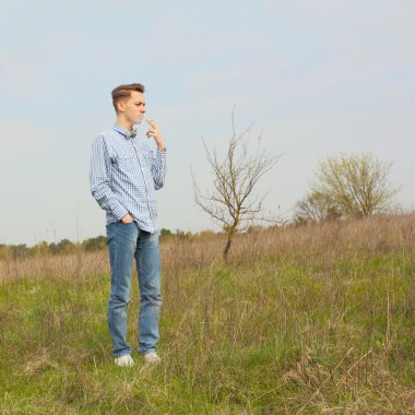 üzgün hippi herif sigara içiyor