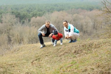 güzel genç sportif aile geri dağda anlamına gelir.