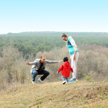 güzel genç sportif aile geri dağda anlamına gelir.