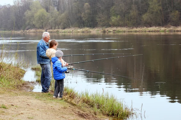 Grootvader en kleinkinderen vissen — Stockfoto