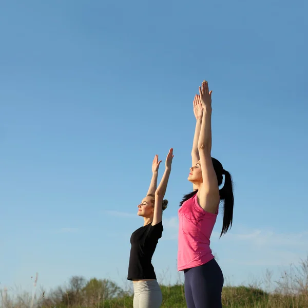 Två kvinnor som gör yoga — Stockfoto