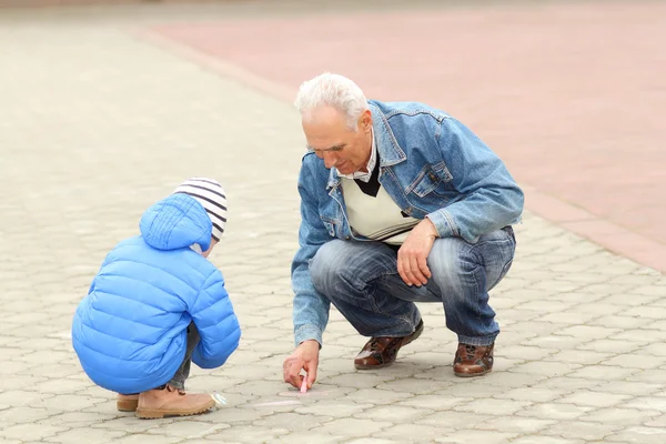 Großvater und Enkel zeichnen mit Kreide — Stockfoto