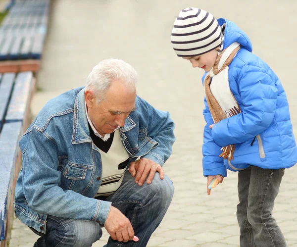 Abuelo y nieto dibujan con tiza — Foto de Stock