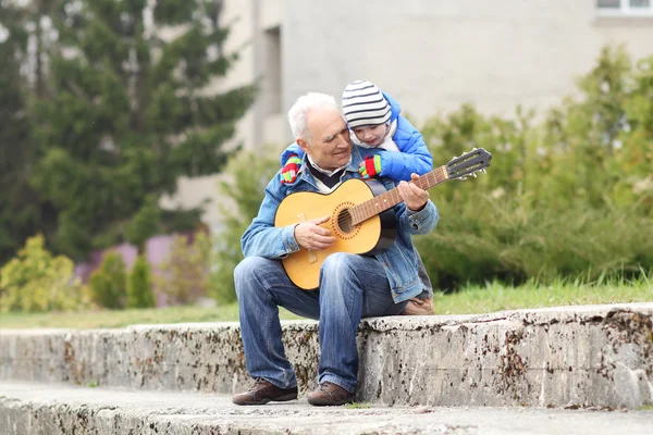 Dede ve torunu gitar çalmak