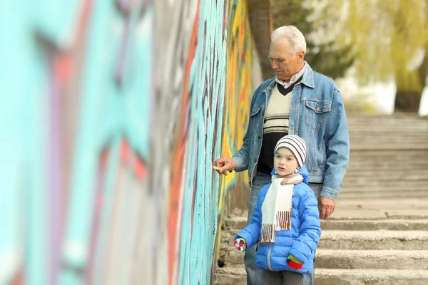 Farfar och sonson måla graffiti — Stockfoto