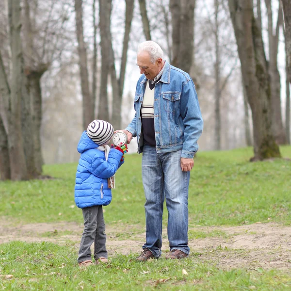 Großvater und Enkel lernen Zeit — Stockfoto