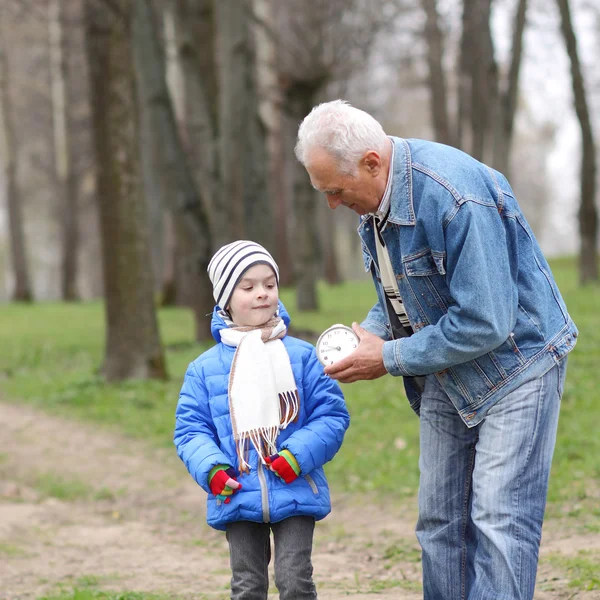 Farfar och sonson studera tid — Stockfoto