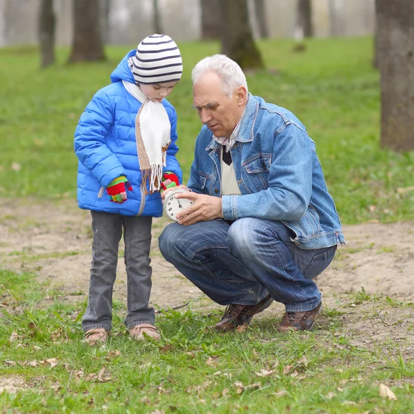 Dziadek i wnuczek badania czasu — Zdjęcie stockowe
