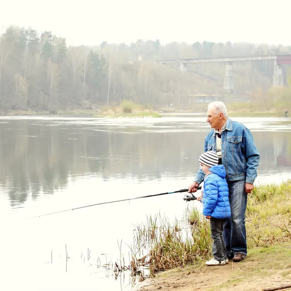 Grand-père et petit-fils pêchent — Photo