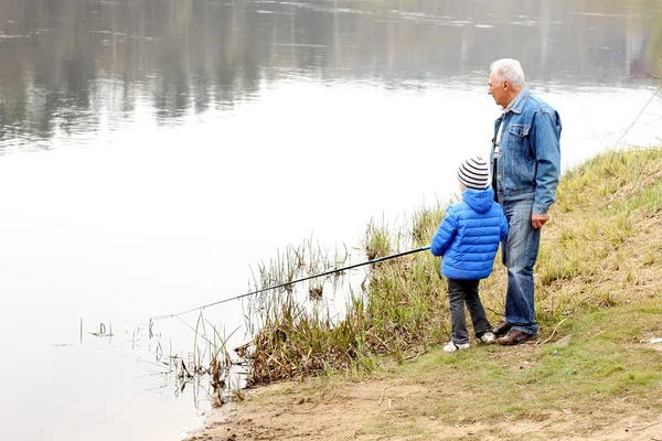 Farfar och sonson fiskar — Stockfoto