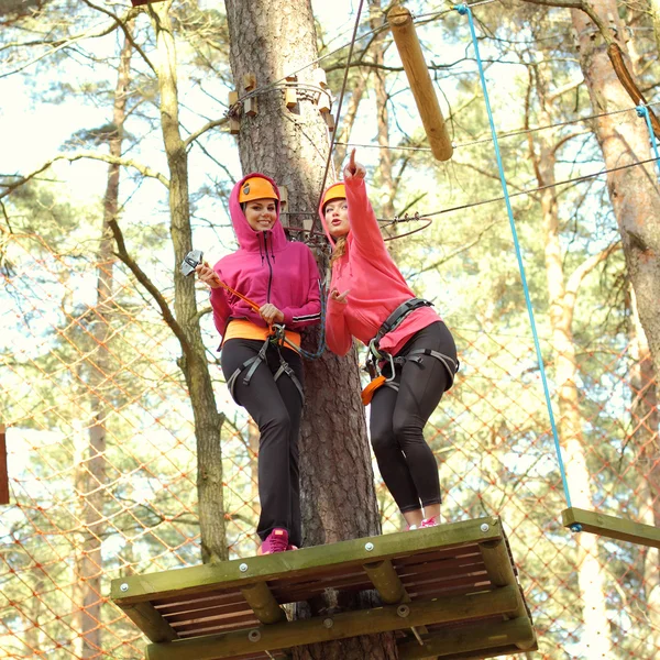 Due belle ragazze attraenti in un abito speciale sono state arrampicate — Foto Stock