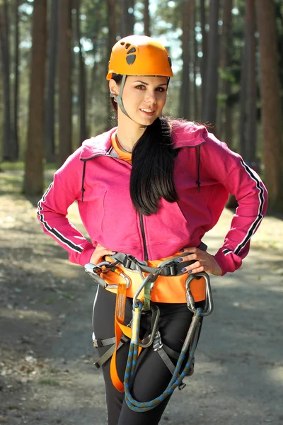 Porträtt av vacker flicka i klättring redskap — Stockfoto