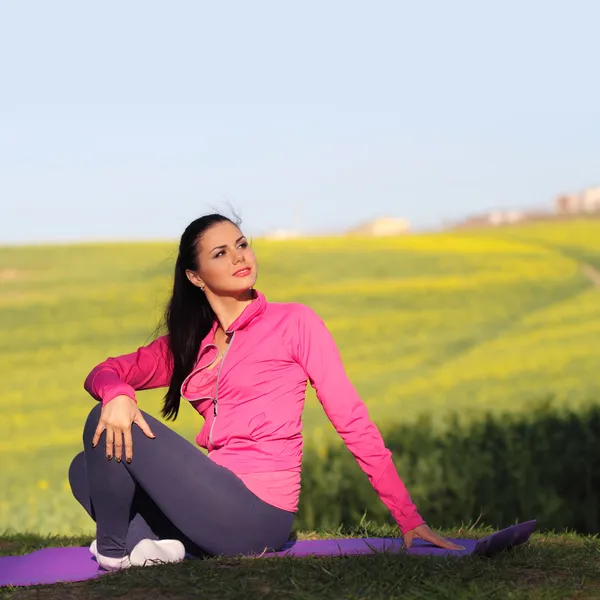 Vacker flicka gör yoga utomhus — Stockfoto