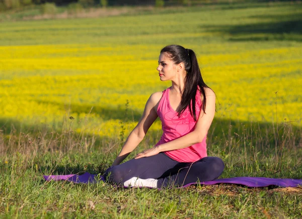 Vacker flicka gör yoga utomhus — Stockfoto