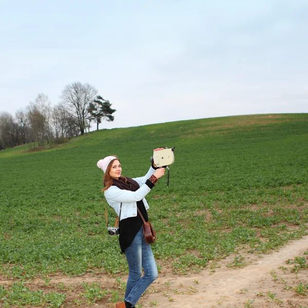 Hipster ragazza fa il film — Foto Stock