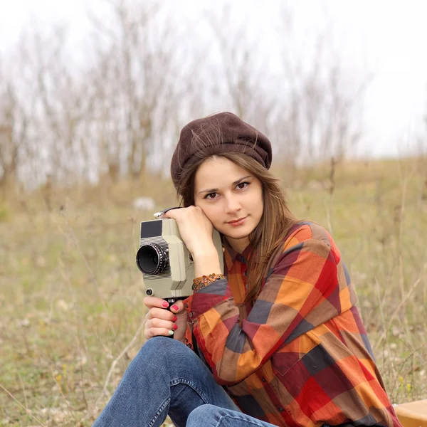 Hipster chica en una camisa a cuadros hace películas — Foto de Stock