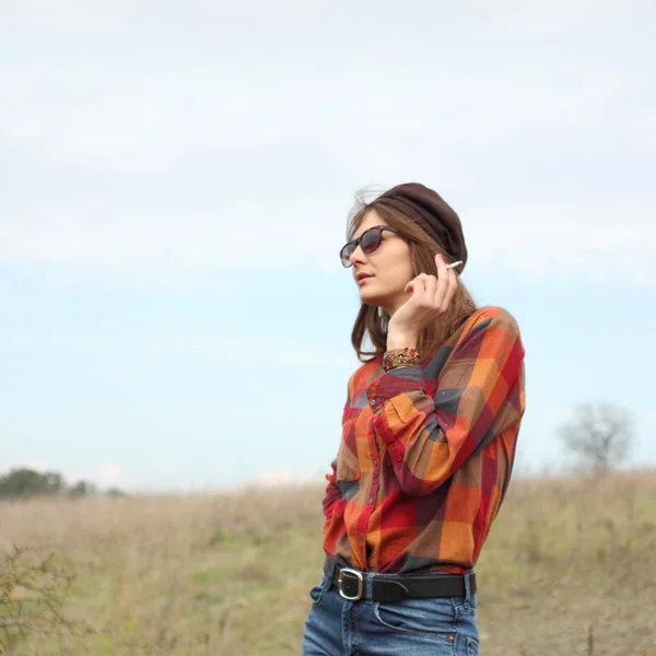 Portrait d'une belle fille hipster fumant en plein air — Photo