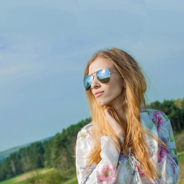 Портрет рыжей длинноволосой красивой девушки — стоковое фото