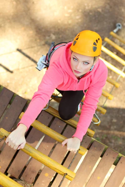 Schöne Bergsteigerin klettert die Treppe hoch — Stockfoto