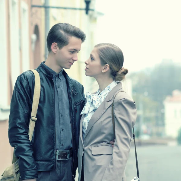 Elegante joven hipster pareja abrazos — Foto de Stock