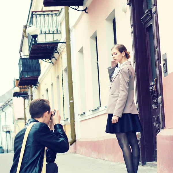 Jonge hipster paar gefotografeerd — Stockfoto