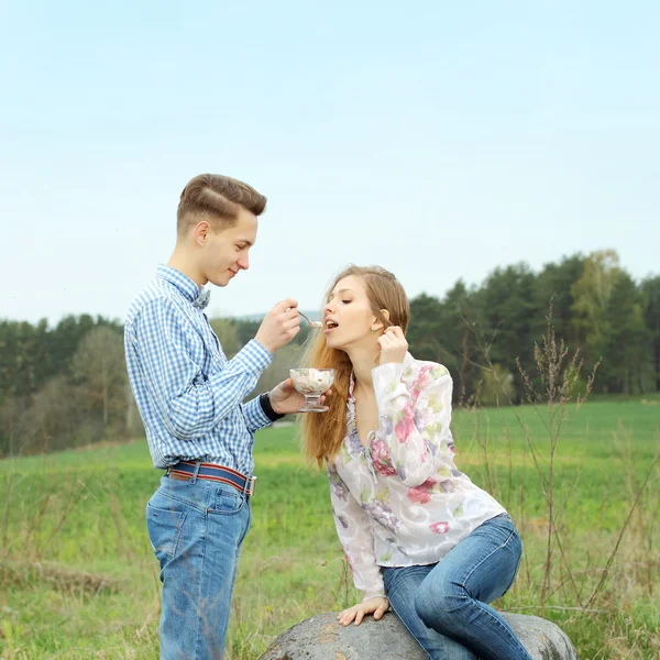 Pretty nice young couple eating ice cream — Stock Photo, Image