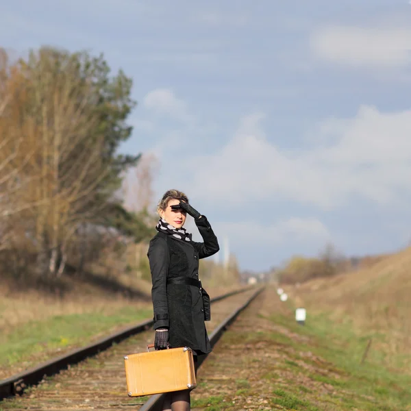 Žena v černém kabátě a rukavice — Stock fotografie