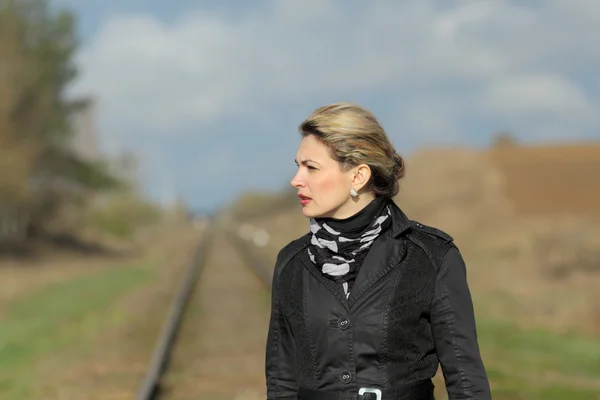 Femme en manteau noir et gants — Photo