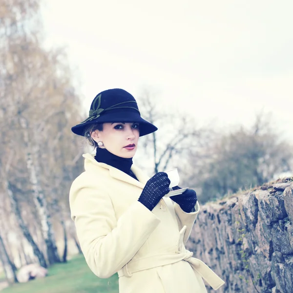 Retrato de uma senhora elegante em um chapéu vintage — Fotografia de Stock