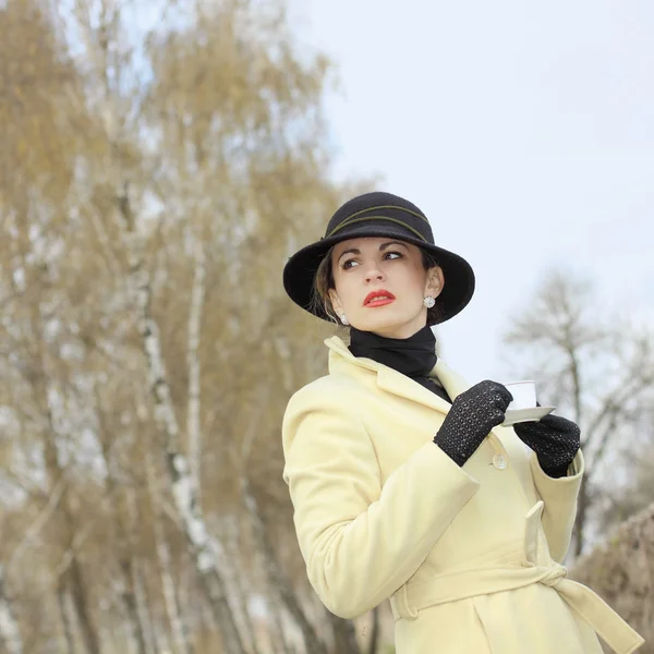 Portrét elegantní dáma v klobouku vinobraní — Stock fotografie