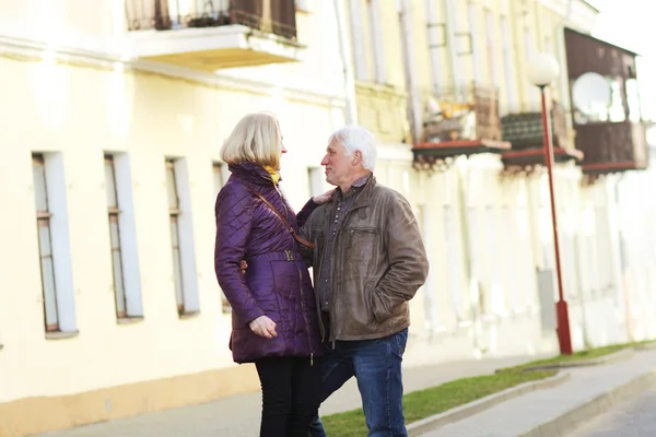 Pasangan cantik yang dewasa berjalan di sepanjang jalan kota — Stok Foto