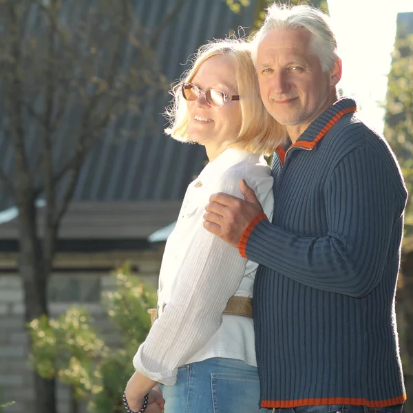 Et par besteforeldre som omfavner hverandre – stockfoto