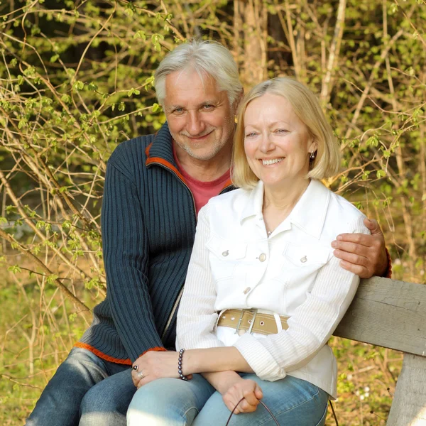 Glad äldre seniorer par i park — Stockfoto
