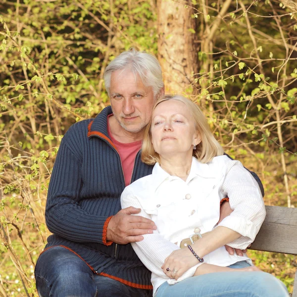 Gelukkig ouderen senioren koppel in park — Stockfoto