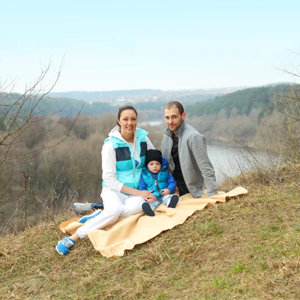 Porträt einer schönen, fröhlichen jungen Familie — Stockfoto