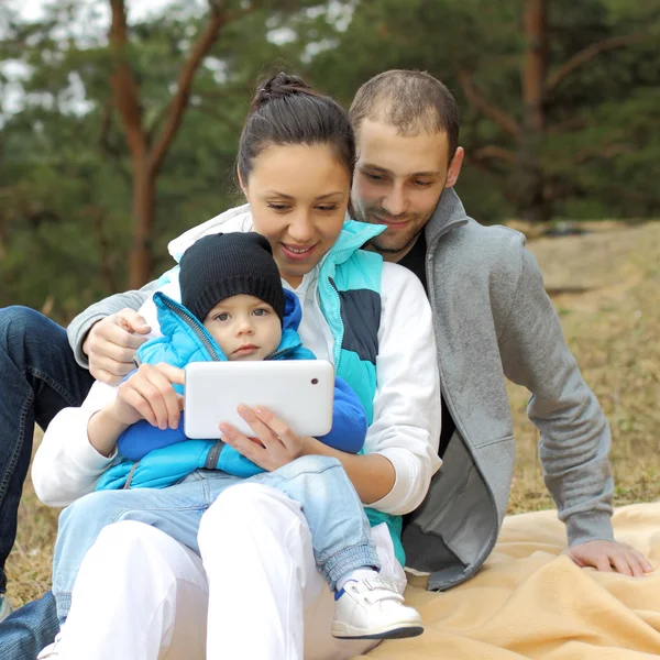 Portrait d'une belle jeune famille joyeuse — Photo