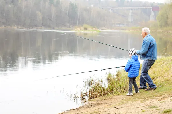 Nonno e nipote stanno pescando Immagine Stock