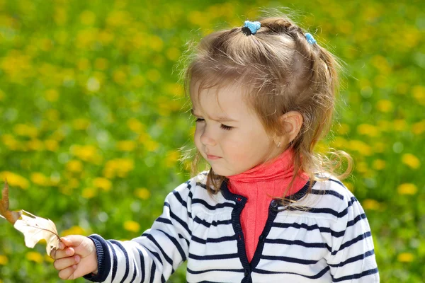 Fille avec feuille — Photo