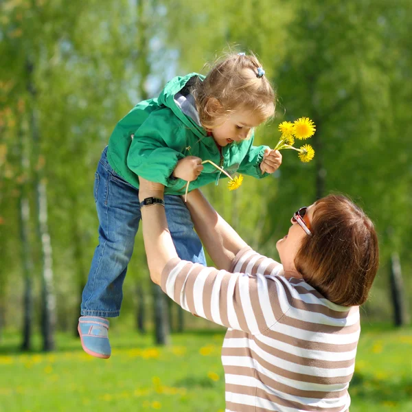 Büyükanne ve torunu çayır üzerinde
