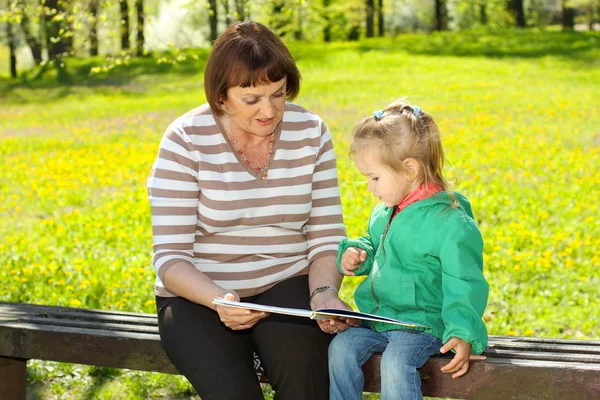 Babička a vnučka čtou — Stock fotografie