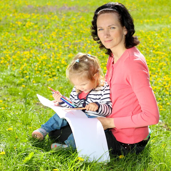 Madre e figlia dipingere — Foto Stock