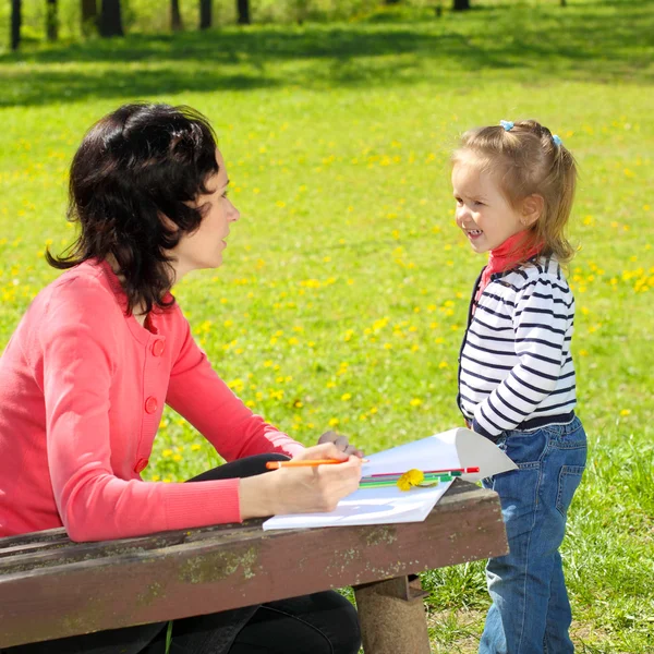 Madre e figlia dipingere — Foto Stock