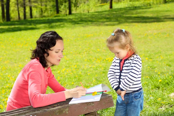 Mutter und Tochter malen — Stockfoto