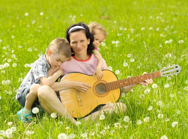 Familj spelar gitarr — Stockfoto