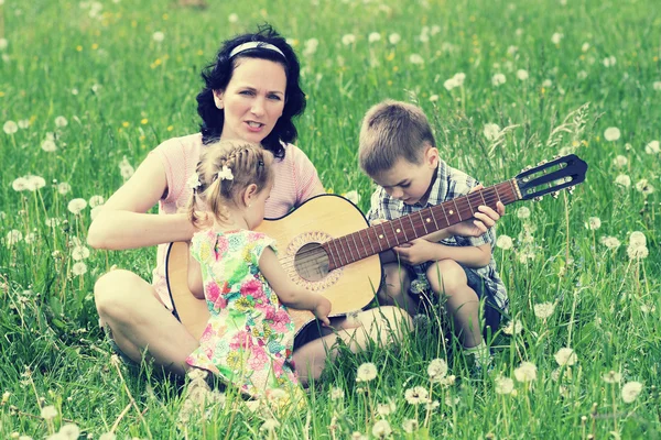 Familj spelar gitarr — Stockfoto