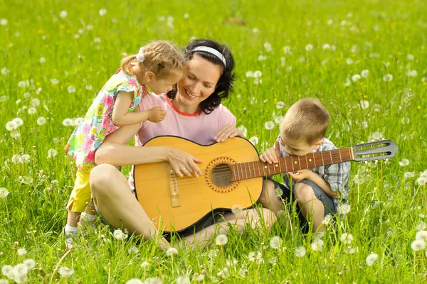 Familia tocando guitarra — Foto de Stock