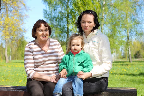 Famille En plein air — Photo