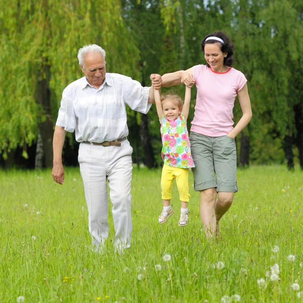 Famille dans le parc — Photo