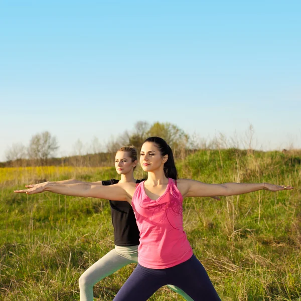 Yoga kvinnor — Stockfoto