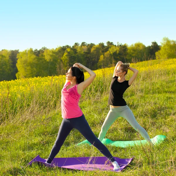 Yoga kvinnor — Stockfoto